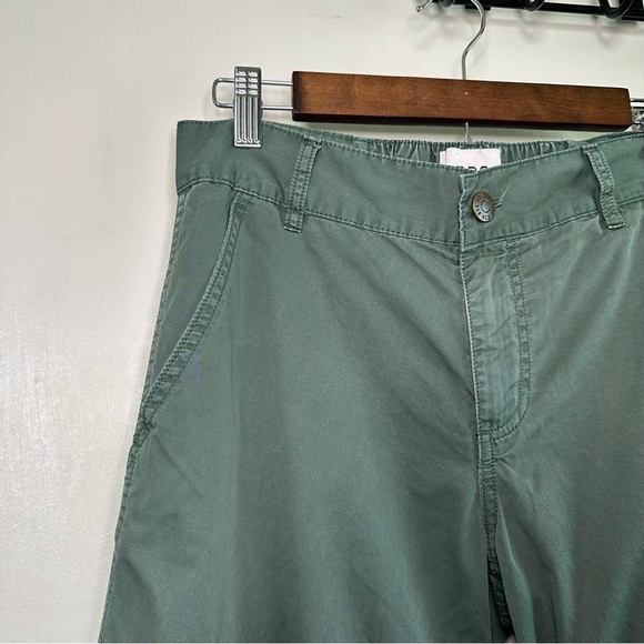 BDG Army Green Wide Leg Cargo Pants
Low rise. Size 0. - Picture 4 of 9